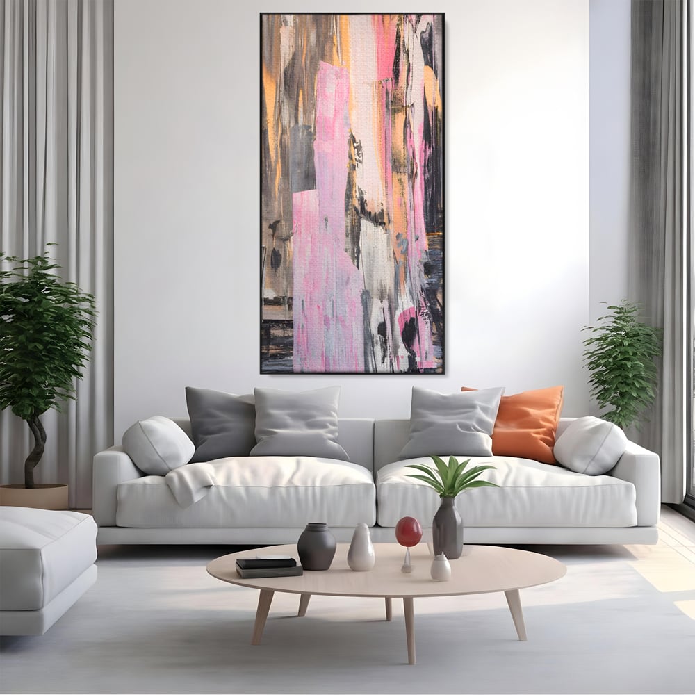 Tablou canvas cu pictura abstracta cu dungi roz, in rama de aluminiu negru, pe perete intr-un living